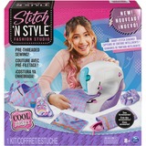 Cool Maker, Máquina de Coser Stitch ‘N Style, juguete de máquina de coser ya enhebrada con tela y estampados que se transfieren con agua, juguetes artísticos y de manualidades para niñas