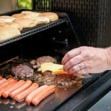 Masterbuilt Parrilla de carbón + Ahumador Gravity 800 negro