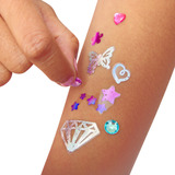 Spin Master COOL MAKER - SHIMMER ME BODY ART - KIT TATUAJES TEMPORALES NIÑAS: 3 Hojas de Calcomanías con 135 Diseños de Tatuajes Metalizados, Rodillo Aplicador y Gemas para Decorar - Regalos Niñas 7 años +, Manualidades 