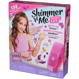 Spin Master COOL MAKER - SHIMMER ME BODY ART - KIT TATUAJES TEMPORALES NIÑAS: 3 Hojas de Calcomanías con 135 Diseños de Tatuajes Metalizados, Rodillo Aplicador y Gemas para Decorar - Regalos Niñas 7 años +, Manualidades 