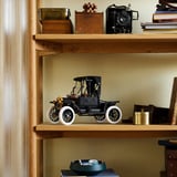 LEGO Icons Ford Model T, Juegos de construcción Minorista