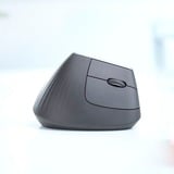 Logitech MX Vertical, Ratón negro/Plateado, mano derecha, Óptico, RF Wireless + Bluetooth, 4000 DPI, Grafito