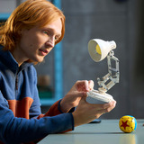 LEGO Ideas Disney Pixar Luxo Jr., Juegos de construcción Juego de construcción, 18 año(s), Plástico, 613 pieza(s), 638 g