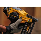 Stanley Clavadora inalámbrica 16G, 18 Voltios, Nagler negro/Amarillo