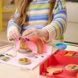 Spin Master KINETIC SAND - KIT APLASTA LA PIZZA: 452 g de Arena Mágica en 4 Colores + Accesorios - Juegos Infantiles - Manualidades niños - Juguetes Niños 5 Años + - Regalo Niño 5 Años + - Arena Kinetica, Juego de arena 