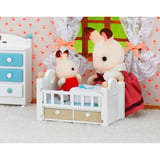 EPOCH Sylvanian Families - Bebé conejo de chocolate con cuna, Juegos de construcción 