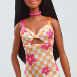 Mattel Muñeca Barbie Fashionista con vestido de cuadros rosa anaranjado, Muñecos 